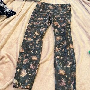 Lululemon frosted peony size 6